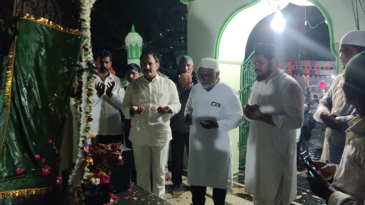 MLA-Katasani-delivered-Fatihas-at-Dastagiri-Swami-Dargah.jpg