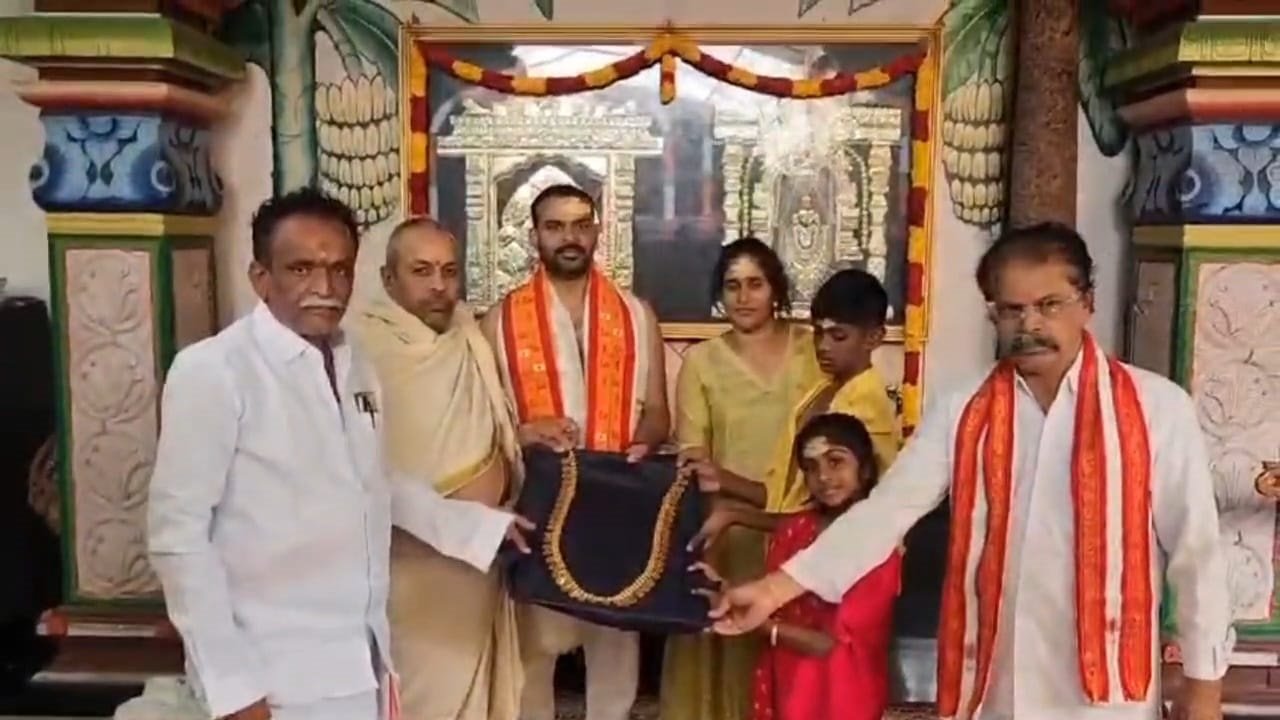 Donation-of-gold-necklace-to-Srisailam-Mallanna-Temple.jpg