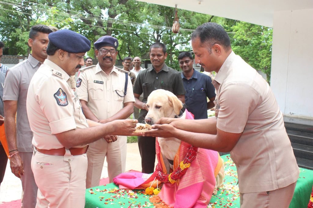 Nandyala police conducted retirement by covering the dog with a shawl