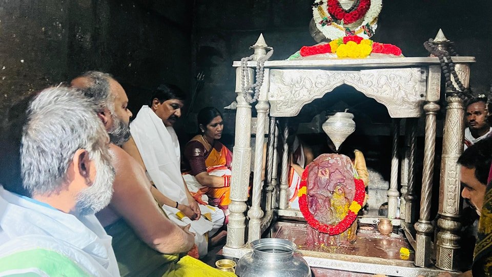 bc-janardhan-reddy-minister-in-yaganti-tempel.jpg