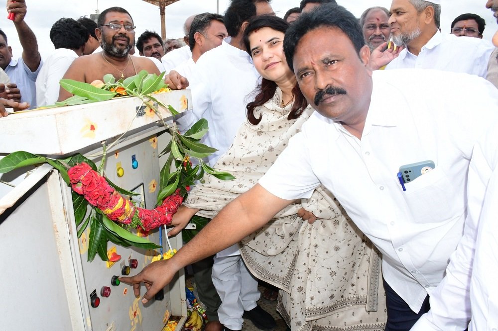 District-Collector-G.-Rajakumari-released-water-from-Pothireddypadu.jpg